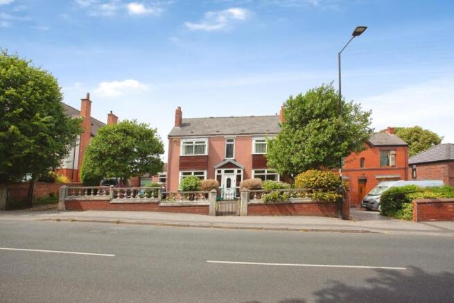 4 bed property, in Station Road, £425,000
