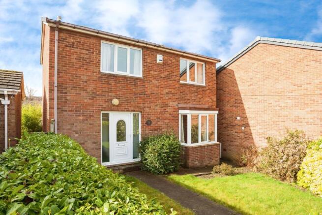 3 bed property, in Redruth Drive, £220,000