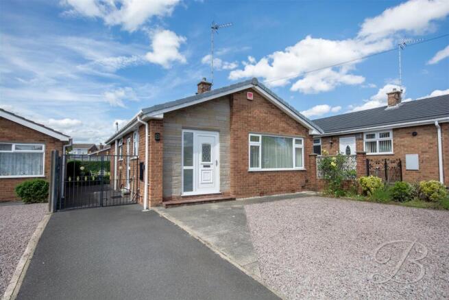 2 bed property, in Roger Close, £190,000