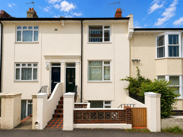 2 bed property, in Clarendon Road, £280,000