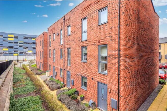 2 bed property, in 84 Carnforth WF1, £186,000