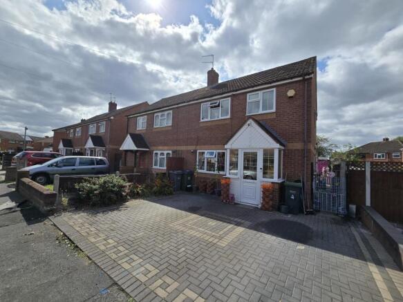 3 bed property, in Hillary Avenue, £240,000