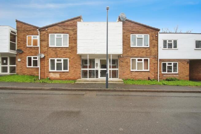 2 bed property, in Charles Gardner Road, £125,000
