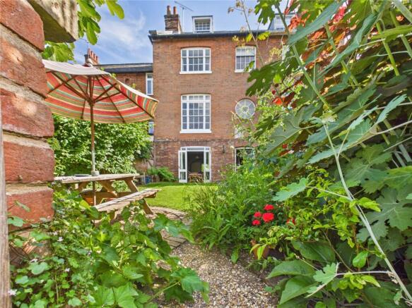 4 bed property, in Theatre Street, £600,000