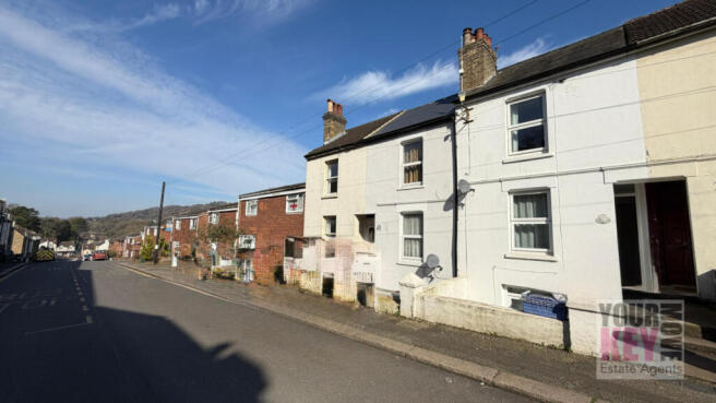 3 bed property, in Hillside Road, £175,000
