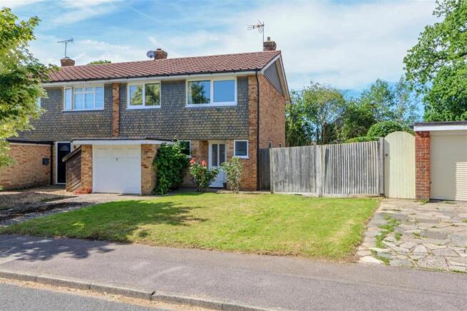 3 bed property, in Wellwood Close, £500,000