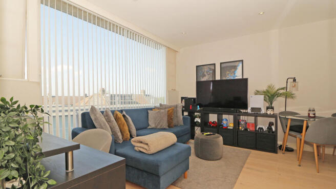 2 bed property, in Pinnell Road, £275,000