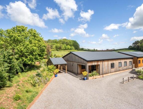 4 bed property, in Eastcombe, £785,000