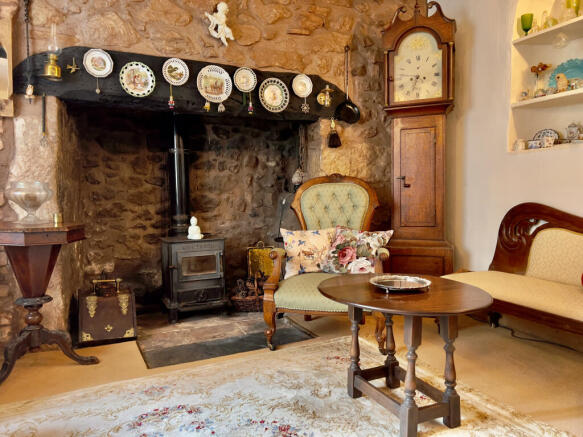 2 bed property, in NO CHAIN - Charming two double bedroom character cottage, £190,000
