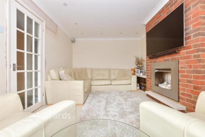 4 bed property, in Cedar Road, £400,000
