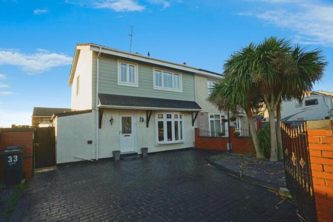 3 bed property, in Summerfield Road, £250,000