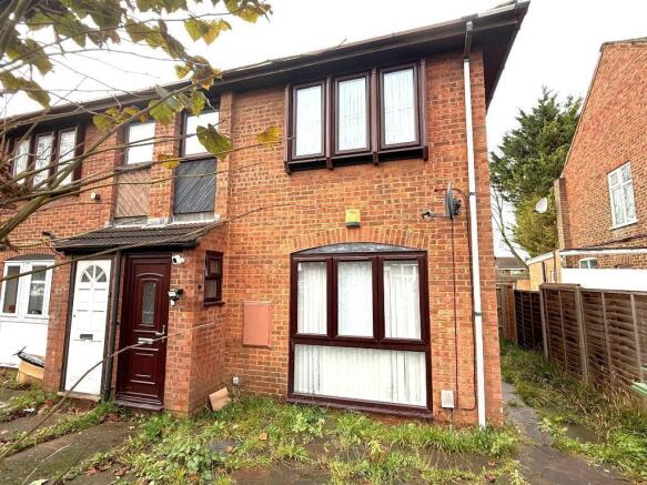 1 bed property, in Marsh Road, £160,000