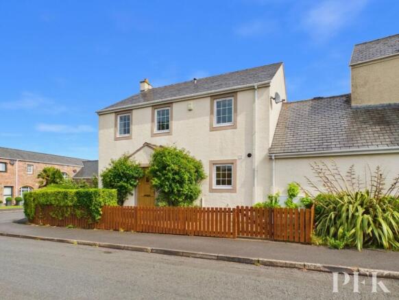 4 bed property, in Home Farm Close, £325,000