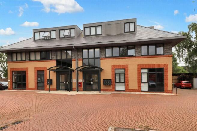 2 bed property, in Woking, £280,000
