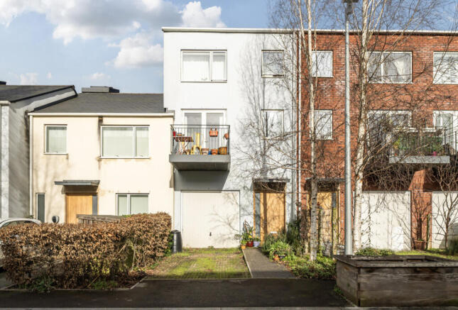 4 bed property, in Old Hospital Lawn, £399,000