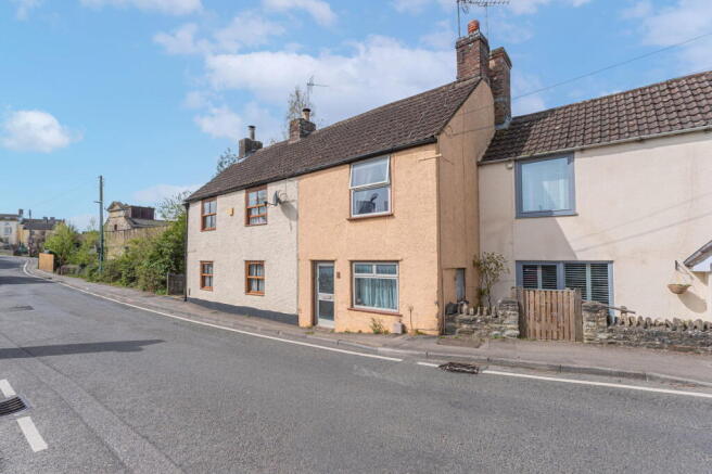 2 bed property, in Kingswood, £200,000