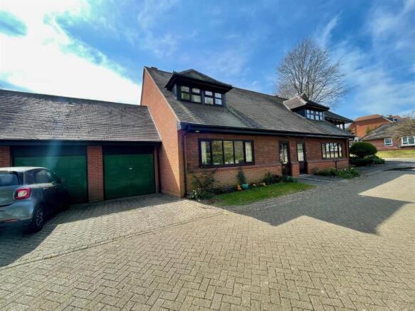 2 bed property, in Old Parsonage Court, £435,000