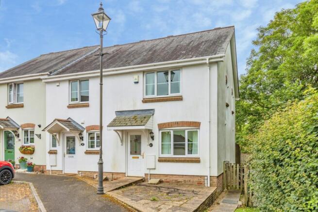 2 bed property, in Knights Mead, £230,000