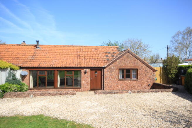 2 bed property, in Perry Green, £295,000