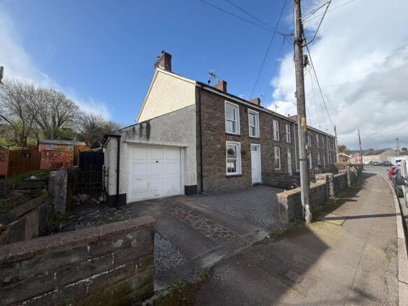3 bed property, in Cwmamman Road, £165,000