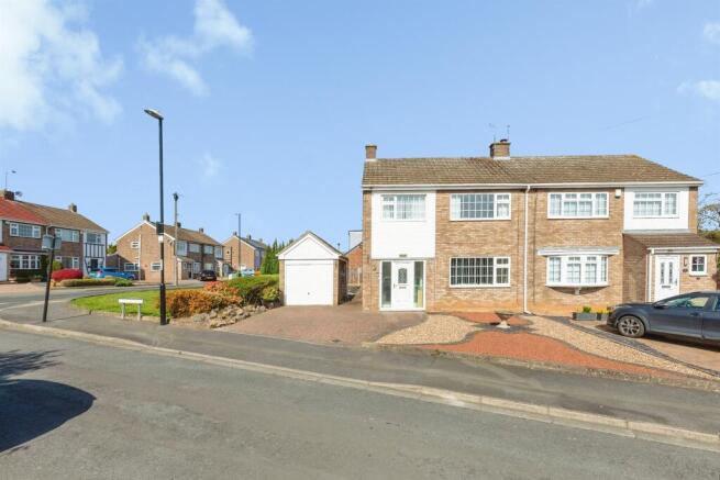 3 bed property, in Porlock Close, £375,000