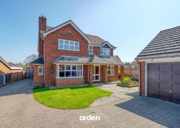 4 bed property, in Primsland Close, £700,000