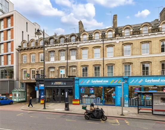 1 bed property, in Upper Richmond Road, £425,000