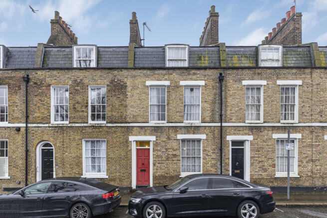 4 bed property, in York Square, £825,000