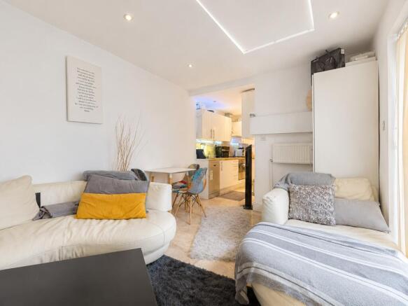 1 bed property, in Fortune Green Road, £385,000