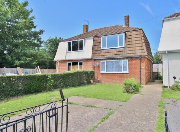 2 bed property, in Gosport Road, £270,000