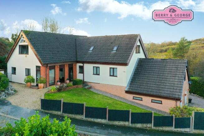 6 bed property, in Ochr-y-foel, £500,000