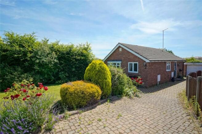 2 bed property, in Grayson Close, £250,000