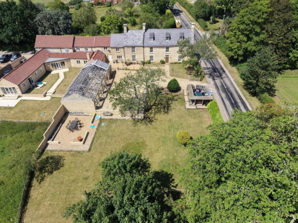 6 bed property, in Home Farm, £825,000