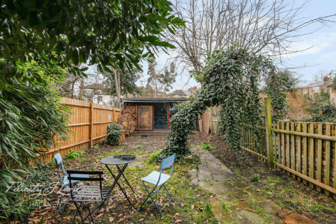 1 bed property, in Lauriston Road, £600,000