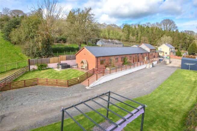 3 bed property, in Llanfair Caereinion, £325,000