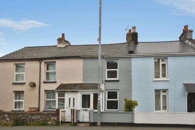 2 bed property, in Queen Street, £170,000