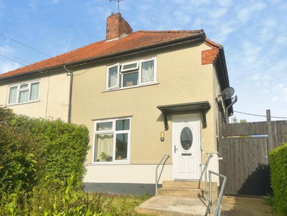 3 bed property, in Rowan Avenue, £400,000