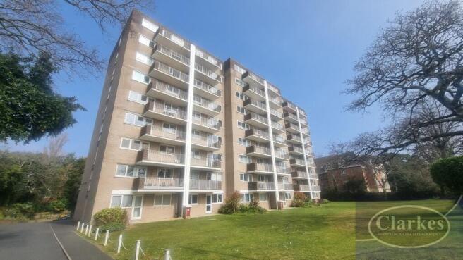 2 bed property, in Bourne Pines, £180,000