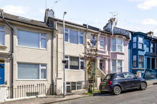 1 bed property, in Newmarket Road, £215,000