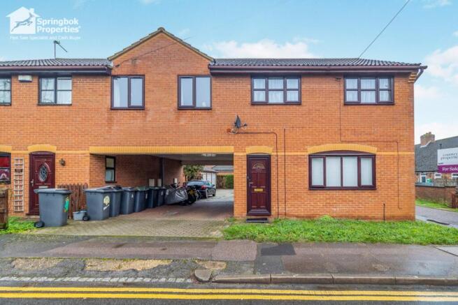 1 bed property, in Brooks Road, £150,000
