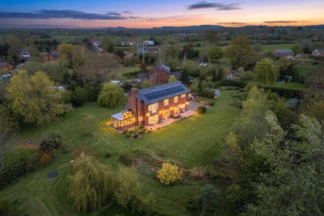4 bed property, in Crooked Willow, £750,000