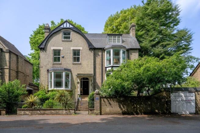 7 bed property, in Park Avenue, £600,000