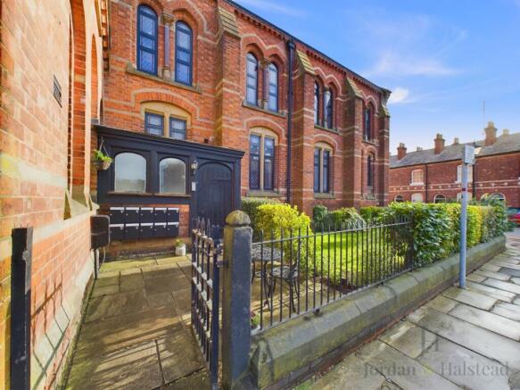 2 bed property, in Albion Street, £210,000