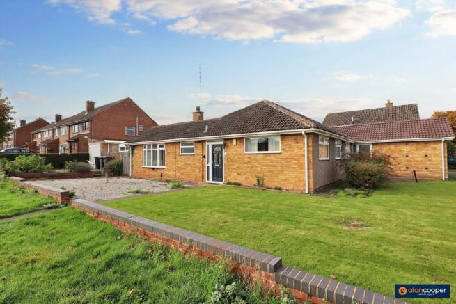 2 bed property, in Winchester Avenue, £250,000
