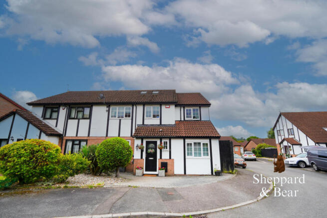5 bed property, in Amblecote Close, £425,000
