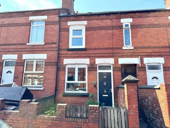 2 bed property, in Swan Lane, £90,000