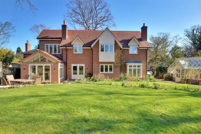 5 bed property, in Bluebell Gardens, £849,950