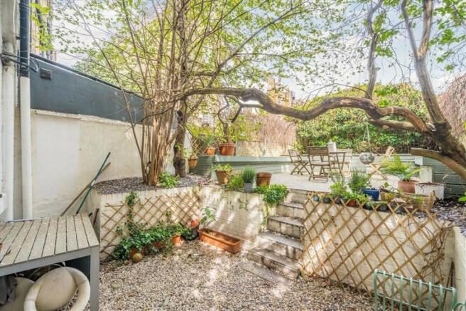 2 bed property, in Finborough Road, £750,000