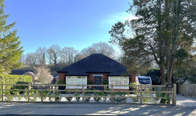5 bed property, in Whitegates, £625,000