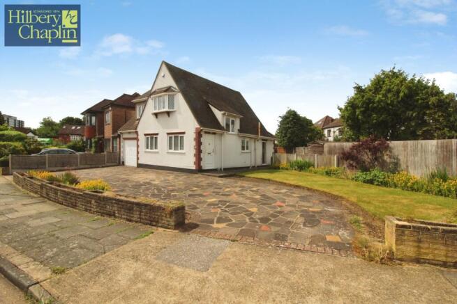 3 bed property, in Manor Crescent, £675,000